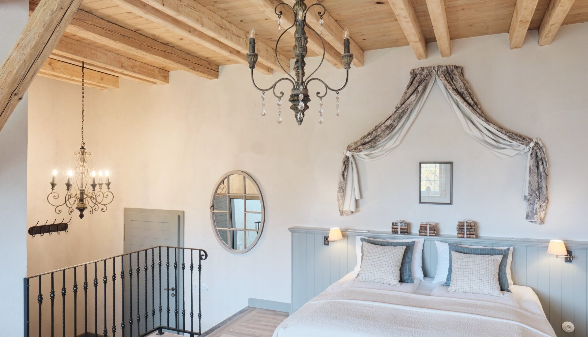 Pokój deluxe w Folwarku. Drewniany sufit . Łóżko king size. Komfortowy pokój w hotelu Polanica Zdrój