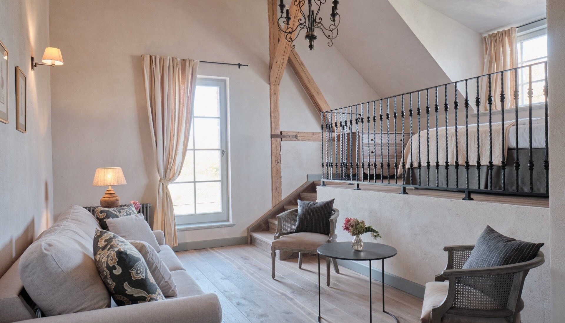 Pokój deluxe w Folwarku. Pokój z antresolą. Hotel Pałac Kamieniec. Piękne wnętrza