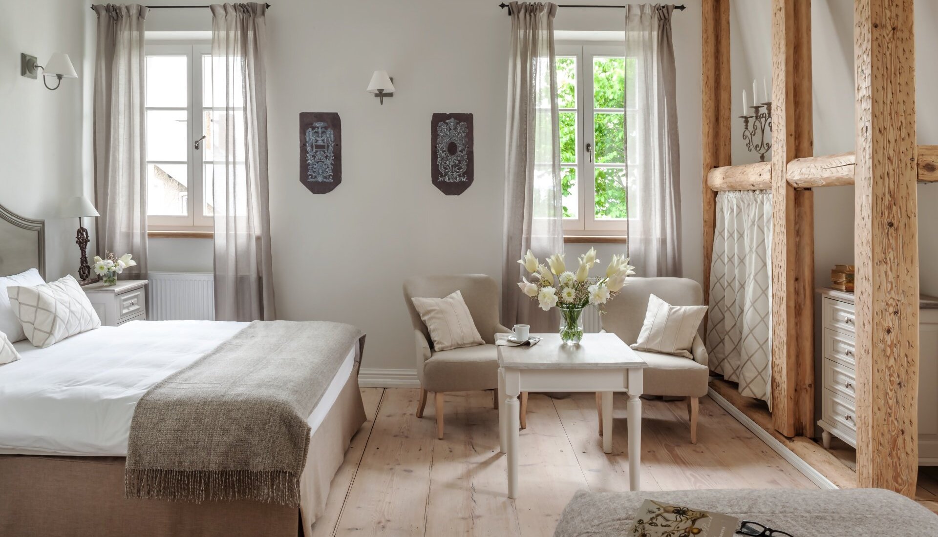 Pokój deluxe w Pałacu Kamieniec. Drewniana oryginalna podłoga. Drewniane deski stropowe.