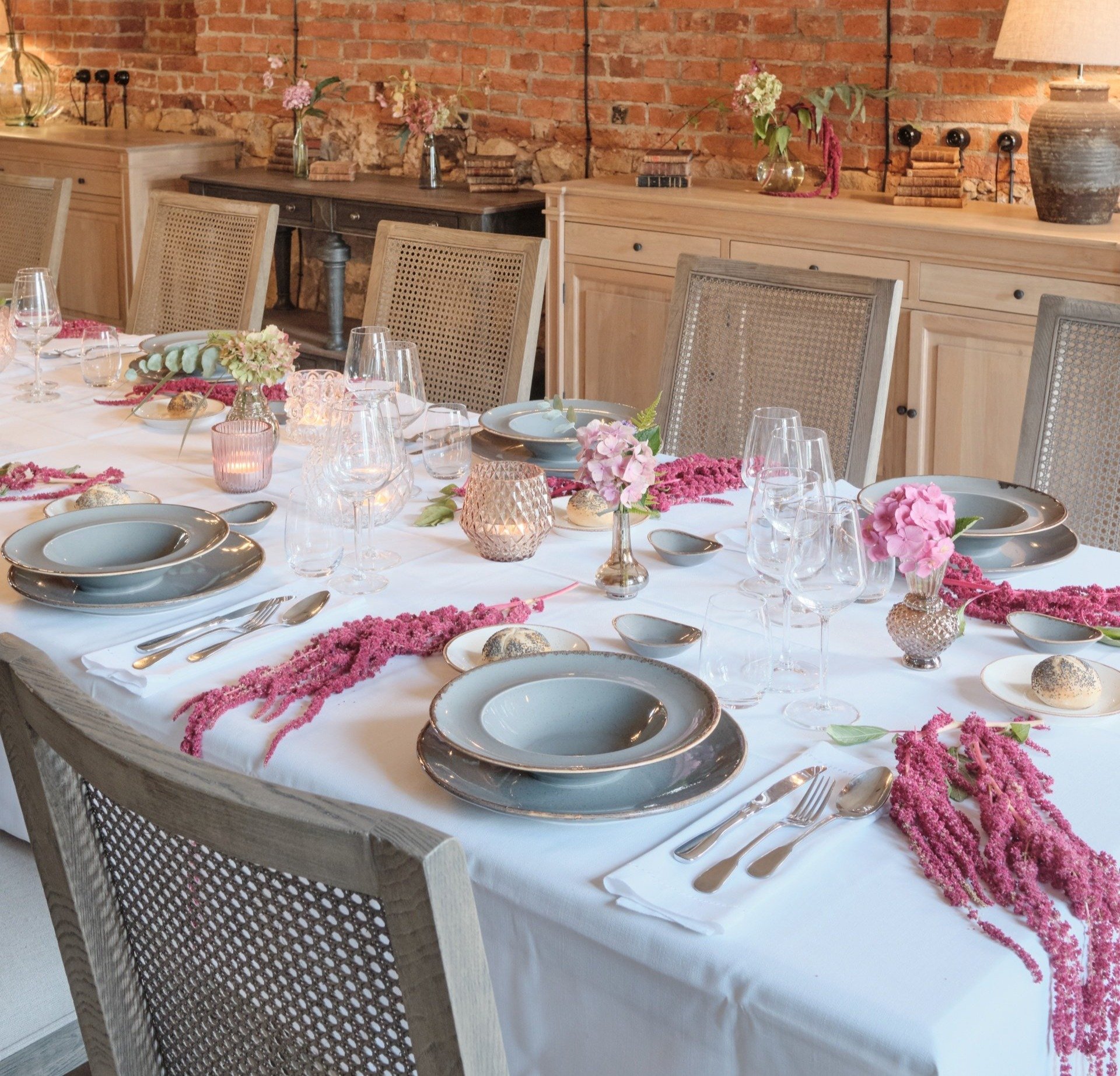 A beautifully decorated table in the Pałac Kamieniec Restaurant. Family parties at Palace