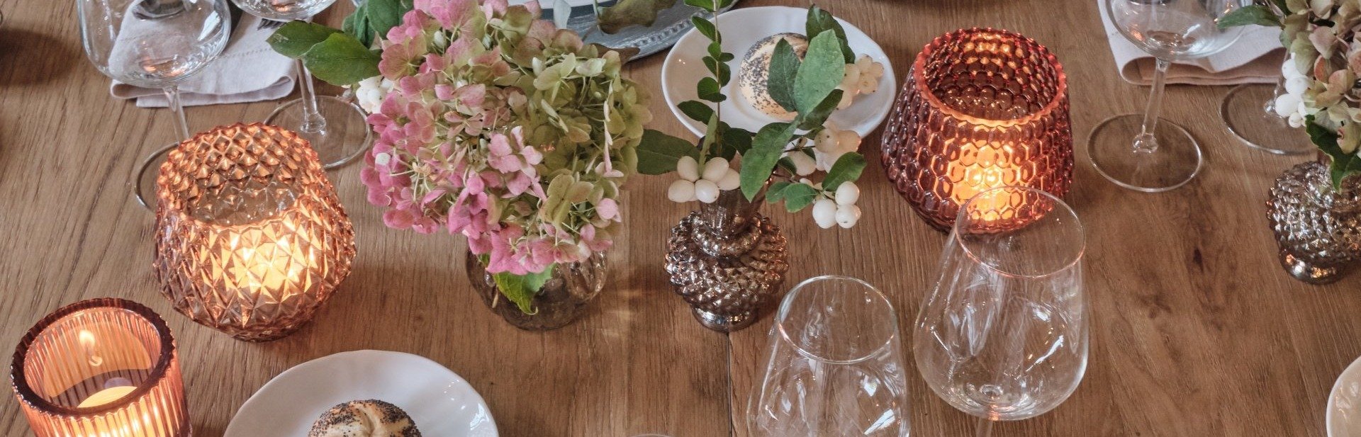 Udekorowany stół w sali w Folwarku w Pałacu Kamieniec. Gustowne dekoracje. Przyjęcie rodzinne.