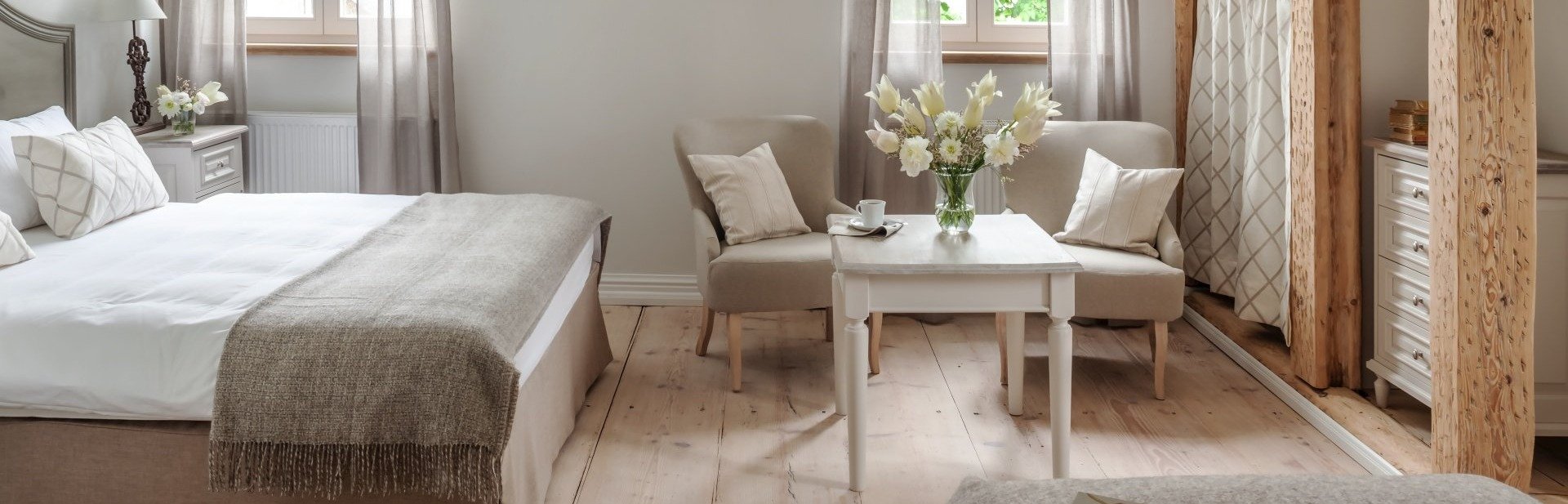 Deluxe room in Kamieniec Palace. Wooden original floor. Wooden ceiling boards.