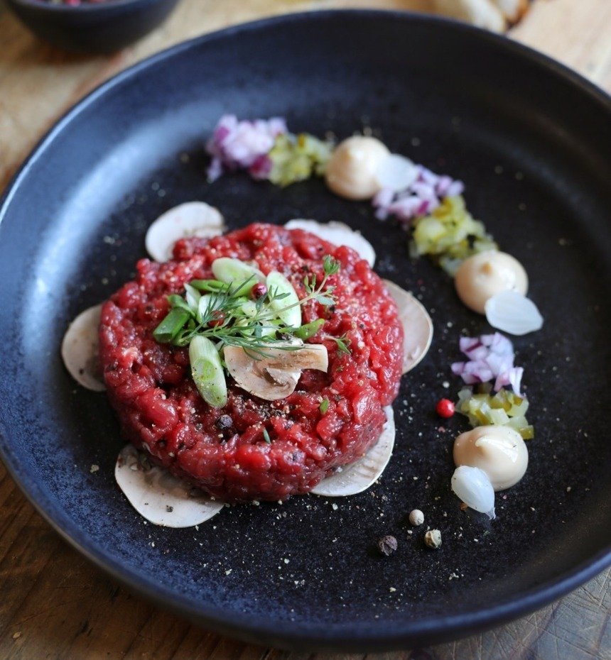 Delicious beef tartare at the Pałac Kamieniec restaurant