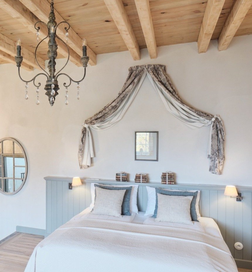 Deluxe room in Grange. Wooden Ceiling. King size bed. A comfortable room in the Polanica hotel