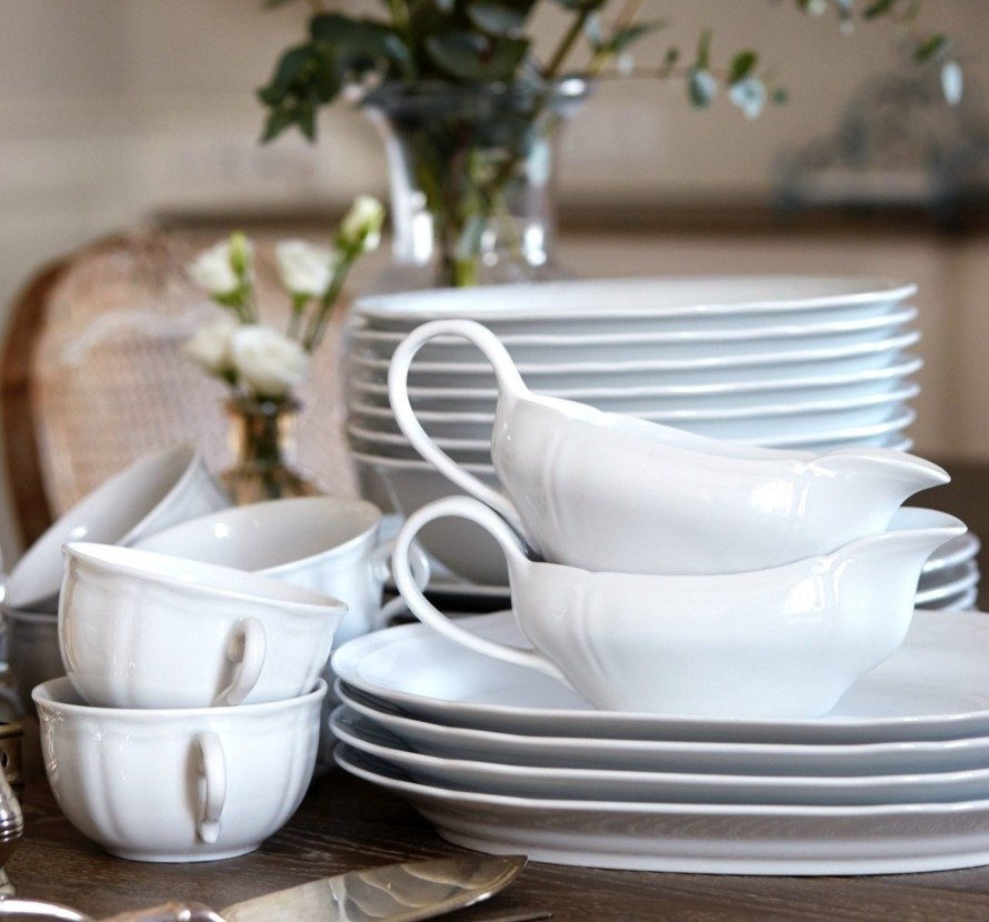 Biała porcelana w restauracji Pałac Kamieniec