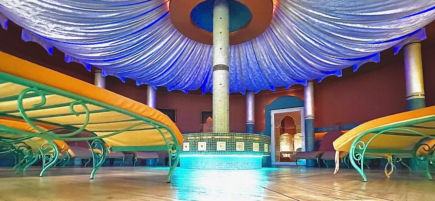 Fotele i leżaki pod baldachimem w hotelowej strefie wellness