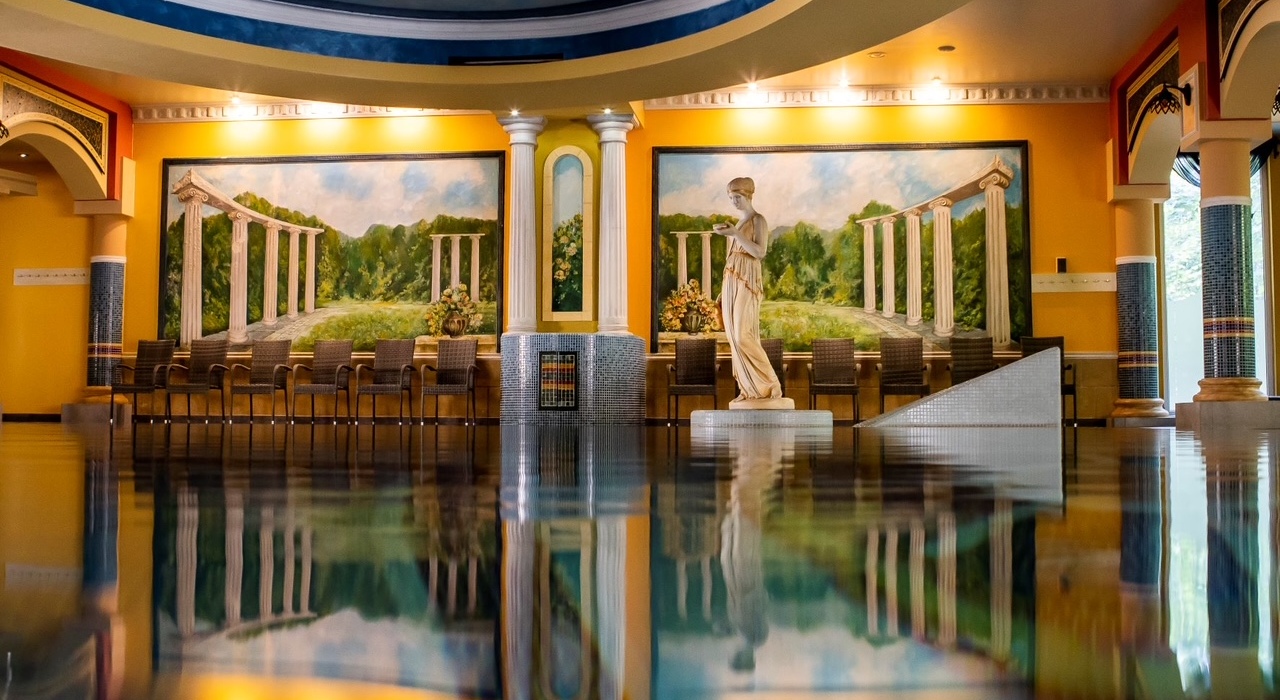 Hotelowe SPA z basenem i łaźnią w stylu greckim oraz rzeźbą Afrodyty