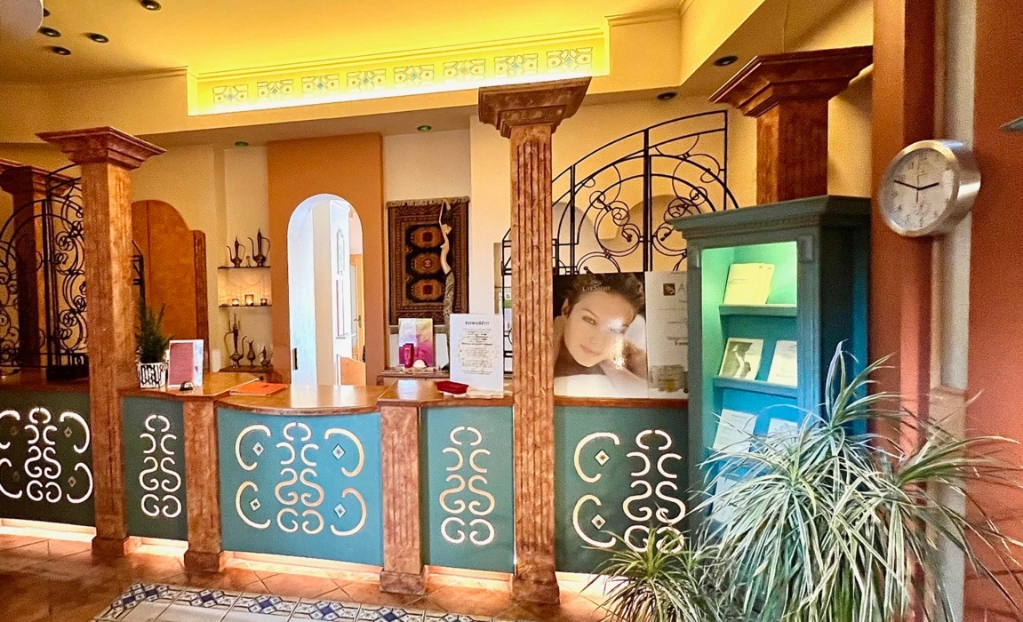 Kolorowa strefa wellness w hotelu inspirowana stylem Marrakeszu