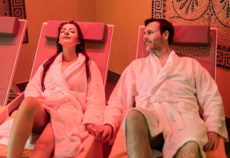 Tepidarium w strefie wellness – para korzystająca z relaksu w przyjemnym cieple