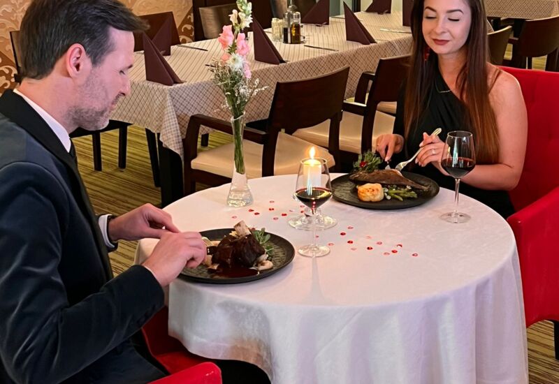 Elegancka para podczas kolacji w hotelowej restauracji