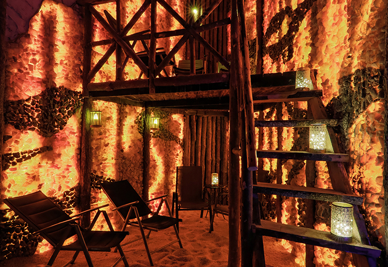 Relaksacyjna grota solna w wellness – aranżacja na wzór kopalni w Wieliczce