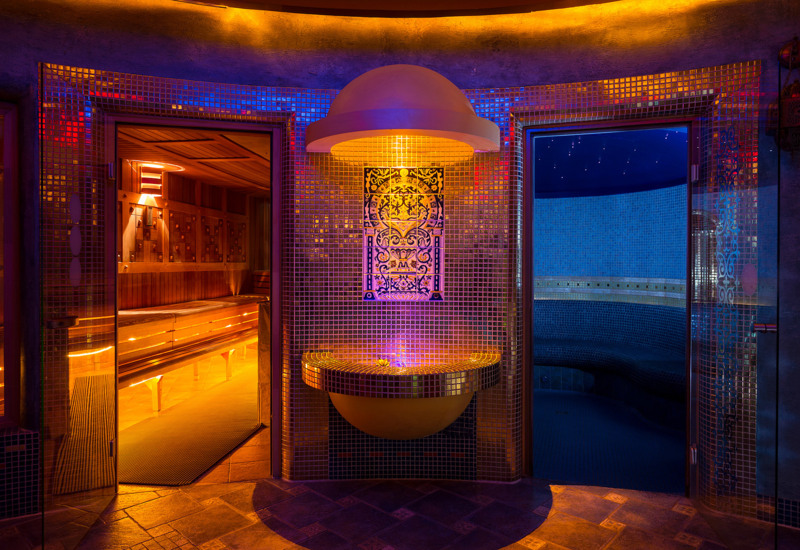 Klimatyczne wnętrze strefy wellness Alladyna z mozaiką i ciepłymi kolorami