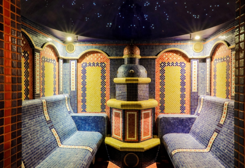 Marokańskie wnętrze wellness z mozaiką i nastrojowym, ciepłym oświetleniem