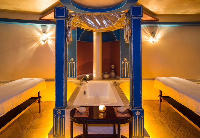 Hotelowe wellness z fotelami do masażu i wannami relaksacyjnymi