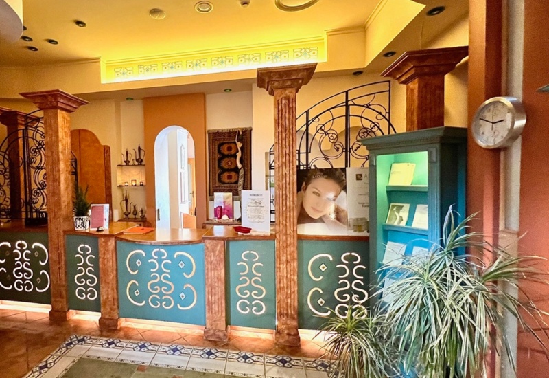 Kolorowa strefa wellness w hotelu inspirowana stylem Marrakeszu