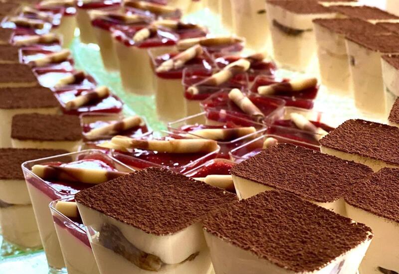 Desery podane w pojedynczych pojemniczkach w restauracji