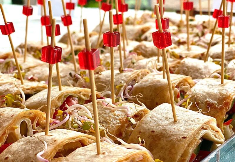 Smaczne przystawki dostępne w bufecie hotelowej restauracji