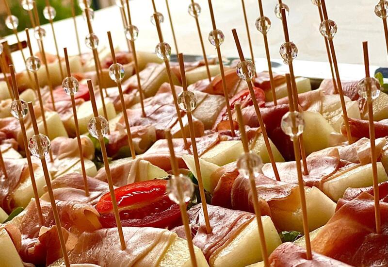 Bufet z różnymi przystawkami w hotelu Papuga Park