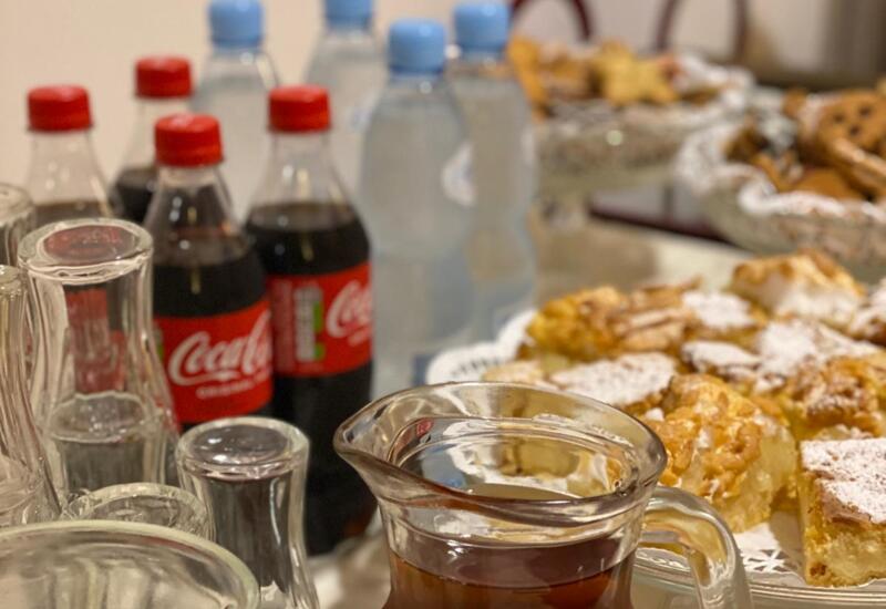 Desery oraz napoje dostępne w bufecie na evencie hotelu Papuga Park