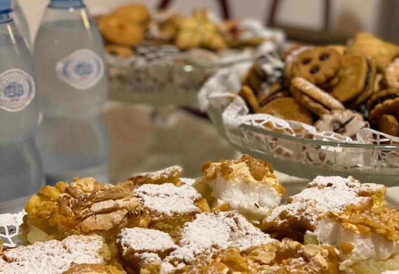 Ciasta, ciasteczka i woda serwowane w bufecie hotelu