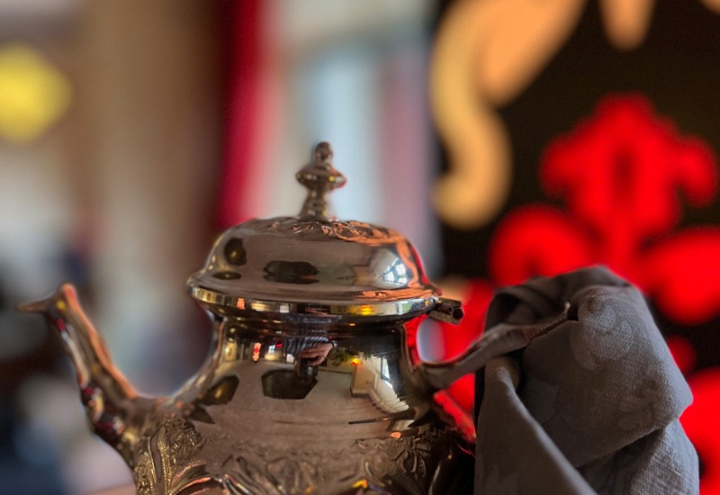 Elegancki czajniczek do zaparzania napojów w hotelowej kawiarni