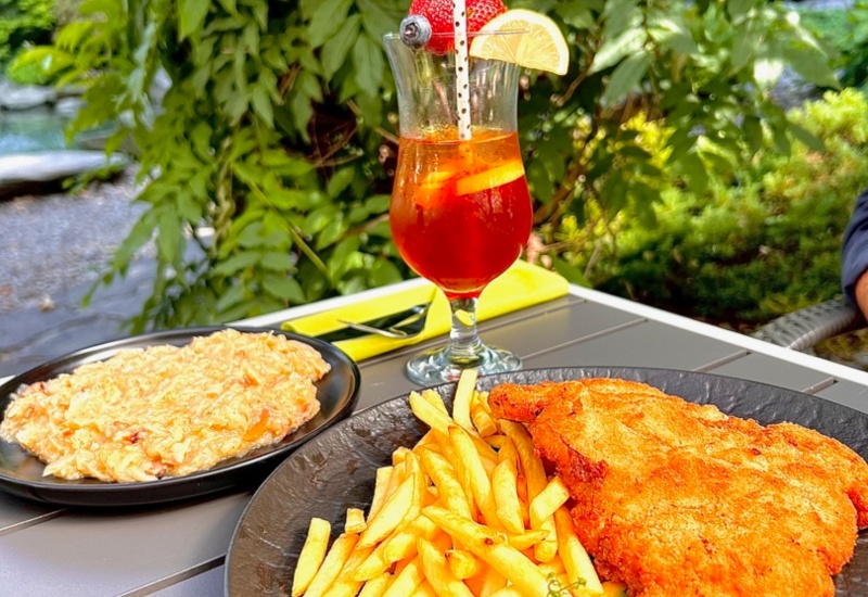 Smaczny obiad podany na tarasie w hotelowej restauracji