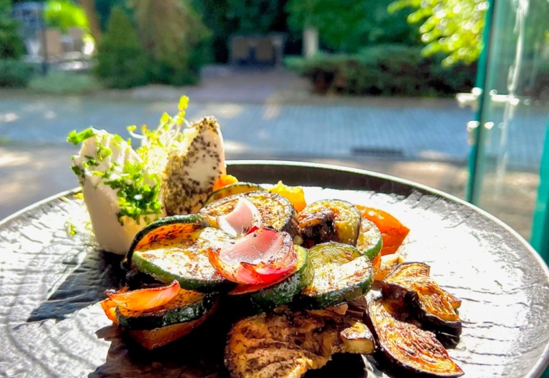 Posiłek na świeżym powietrzu – obiad na tarasie hotelu