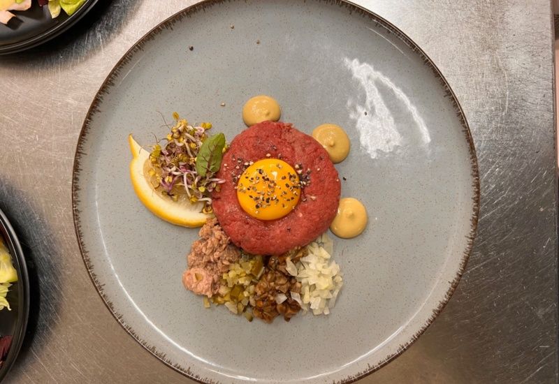 Starannie podana przystawka w restauracji hotelu