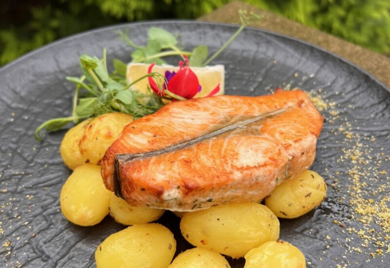 Lekka i zdrowa propozycja dania głównego w hotelowej restauracji