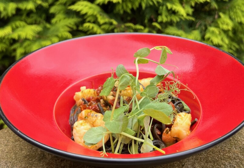 Kolorowa i zdrowa sałatka podana w hotelowej restauracji