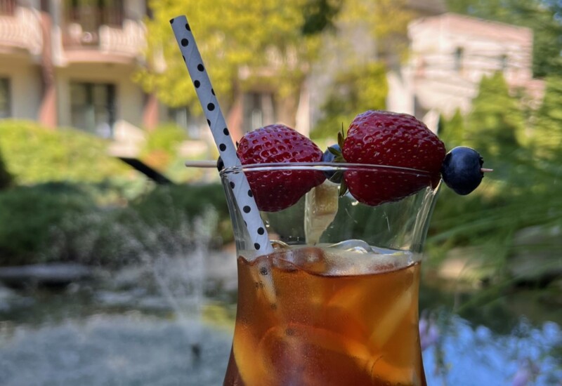 Orzeźwiający sok ze świeżych owoców serwowany w Papuga Park