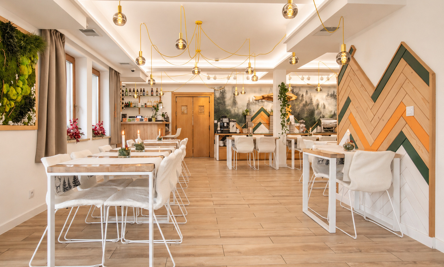 Jasna sala śniadaniowa w hotelu, drewniana podłoga, białe krzesła, wiszące lampy, świece, mchy na ścianie i mural górski