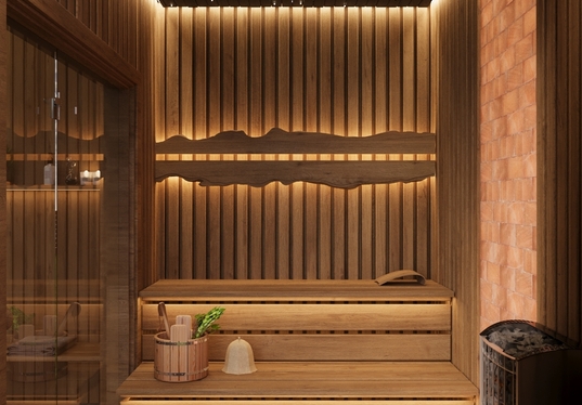 Ciepła drewniana sauna spa z piętrowymi ławami, gwiaździstym sufitem, wiadrem i czapką do sauny, przeszklonymi drzwiami i piecem