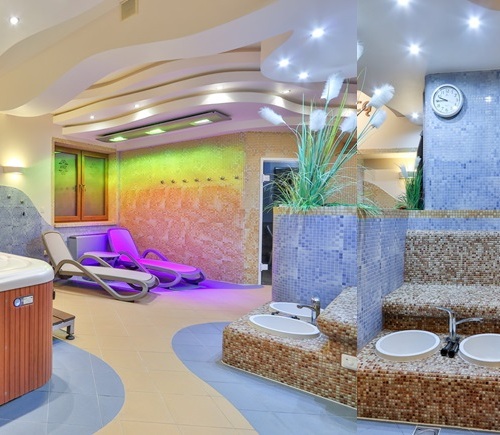 Innen-Spa mit Whirlpool in Holzverkleidung, Mosaik-Fußbädern, beheizten Liegen, Handtuchregalen und stimmungsvoller Beleuchtung