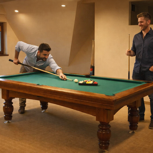 Zwei Männer spielen Billard an einem massiven Holztisch in einem gemütlichen Hotel-Spielzimmer mit Fensterblick.