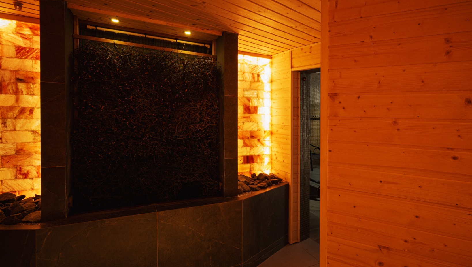 Nowoczesna sauna z drewnianymi ścianami i oświetleniem solnym tworzącym relaksującą atmosferę