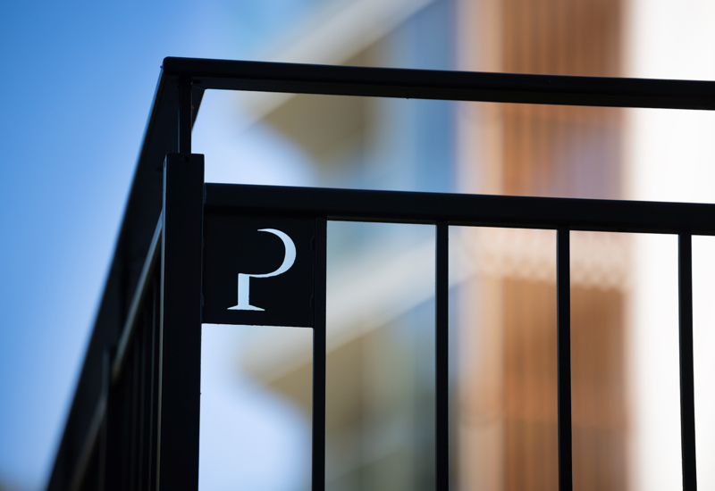 Czarny metalowy balkon z nowoczesnym stylem i dekoracyjnym wycięciem litery P w poręczy