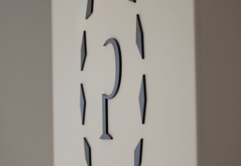 Nowoczesny, minimalistyczny zegar ścienny bez wskazówek w eleganckim wnętrzu hotelowym