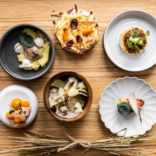 Kilka talerzyków z małymi porcjami dań.