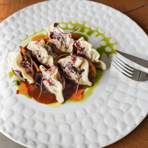 Eleganckie danie na dużym białym talerzu.