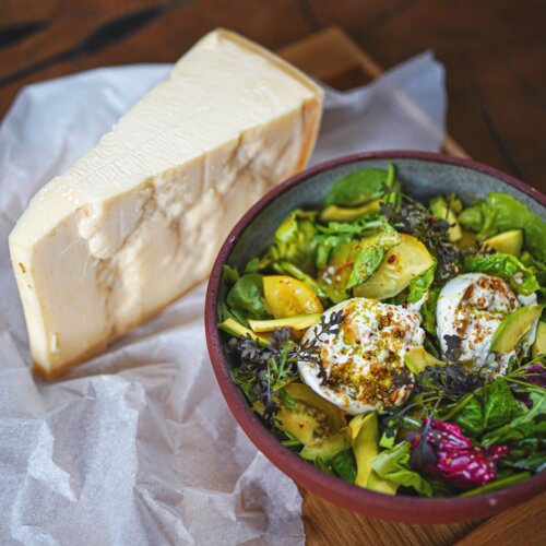 Miska sałatki i kawałek sernika.