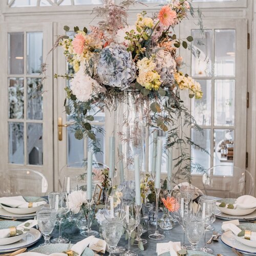 Elegancka ślubna dekoracja z kwiatów.