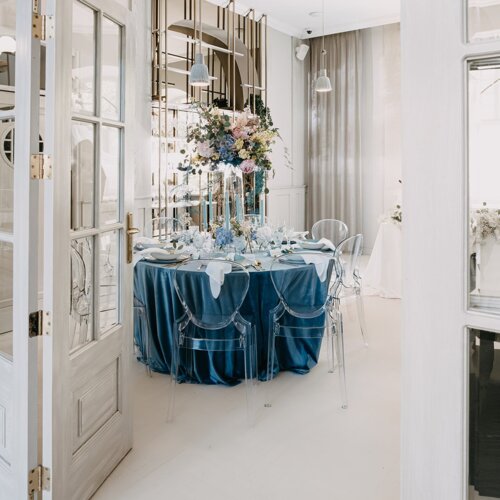 Stół udekorowany w błękitnych odcieniach.