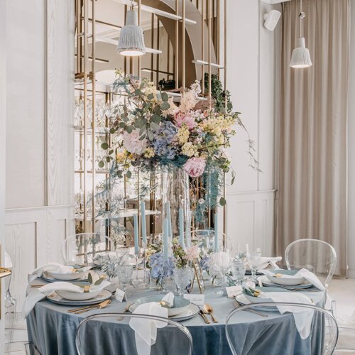 Stół udekorowany w błękitnych odcieniach.