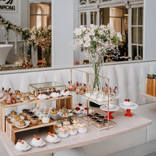 Elegancki stół ze słodkimi przekąskami.