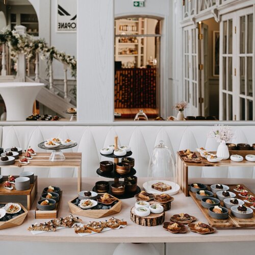 Stół ze słodkimi przekąskami.