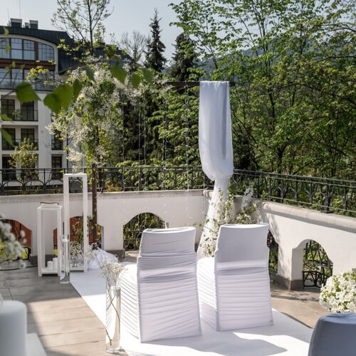 Krzesła dla młodej pary na tarasie.