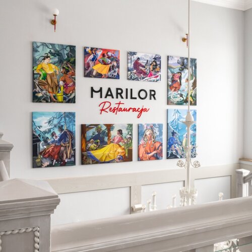 Widok na ścianę ze współczesnymi obrazami.