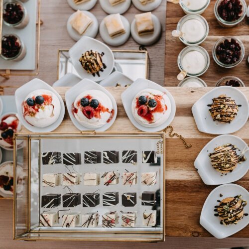 Widok z góry na stół ze słodkimi przekąskami.