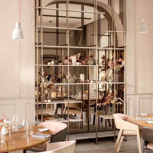 Widok na dekoracyjną ścianę w jasnym pokoju.